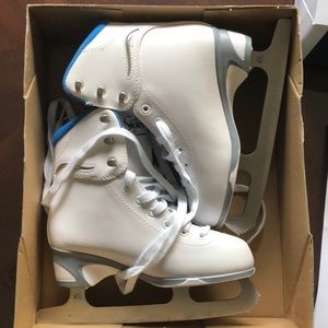 Girls size 3 ice skates NEW in box